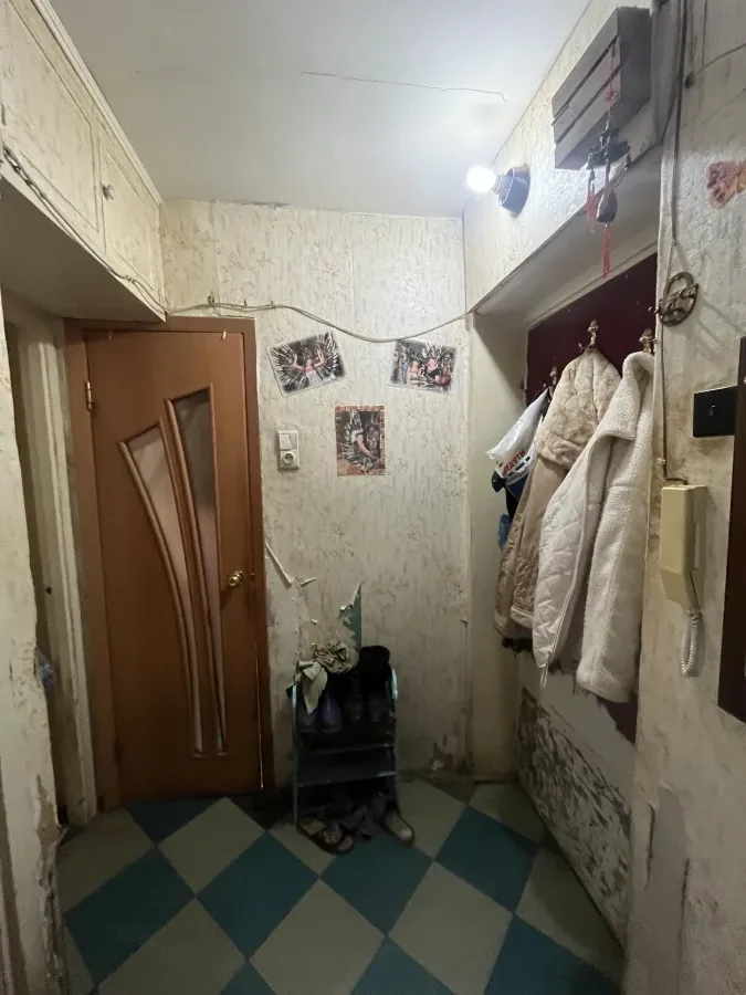 До ремонта: прихожая и дверь в комнату