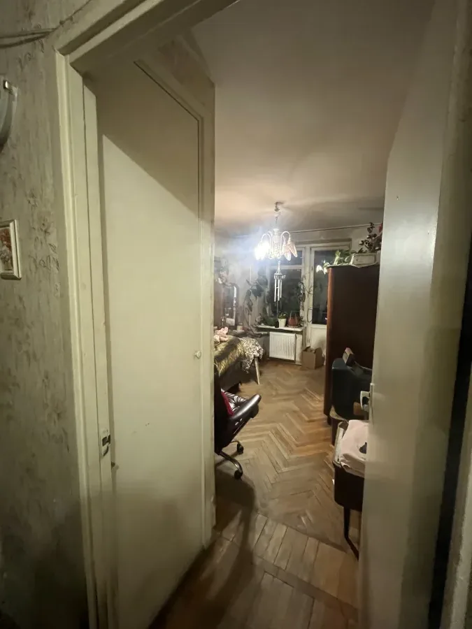 До ремонта: вид из коридора в гостиную