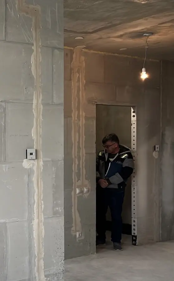 До ремонта: проём в комнату, штробы и лампочка